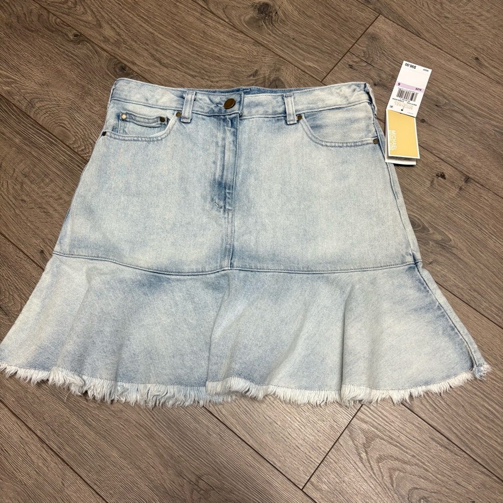 Denim ruffle distressed raw hem
Mini skirt size 6